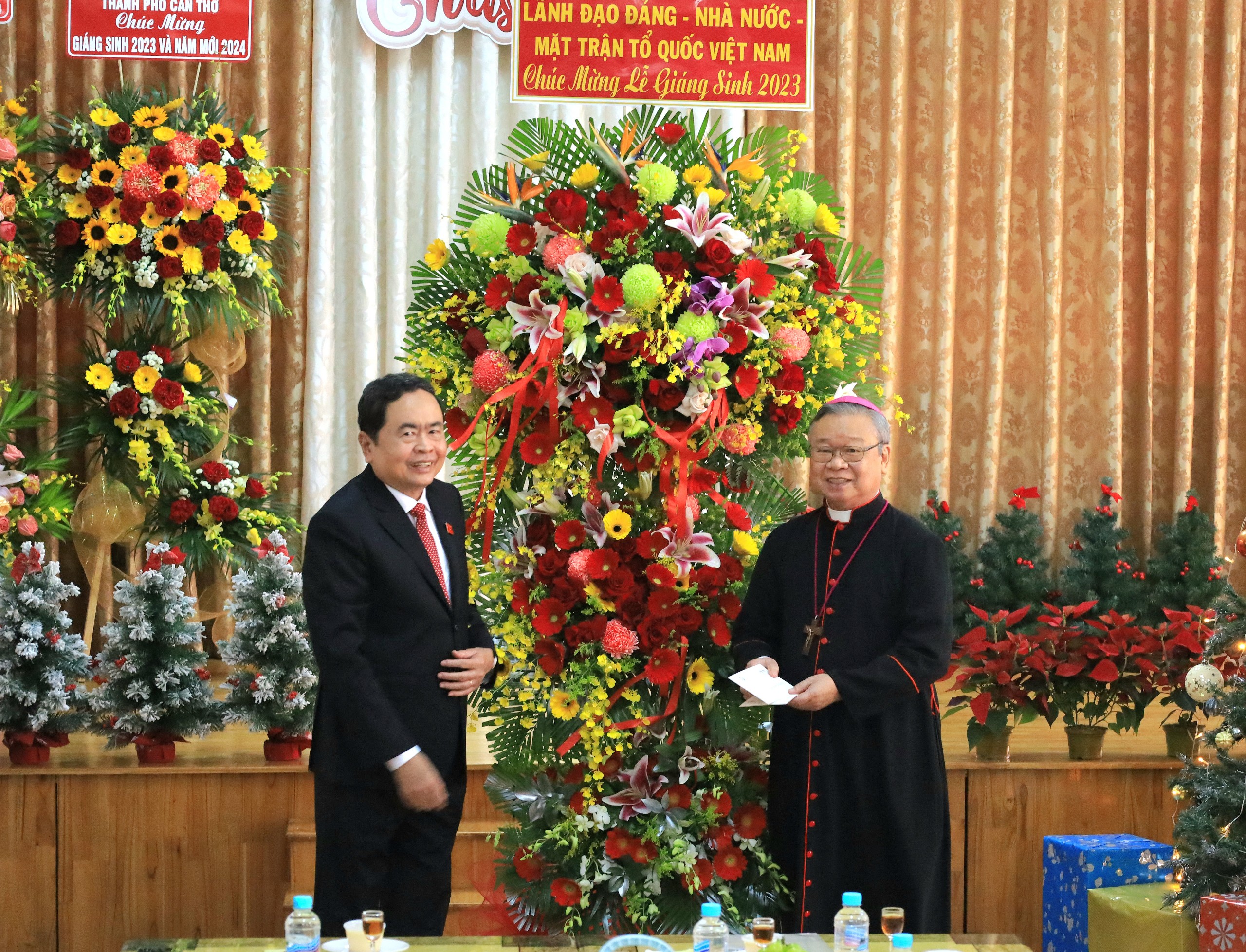 Phó Chủ tịch Thường trực Quốc hội Trần Thanh Mẫn tặng quà cho Giám mục chính tòa Giáo phận Cần Thơ Tri Bửu Thiên.