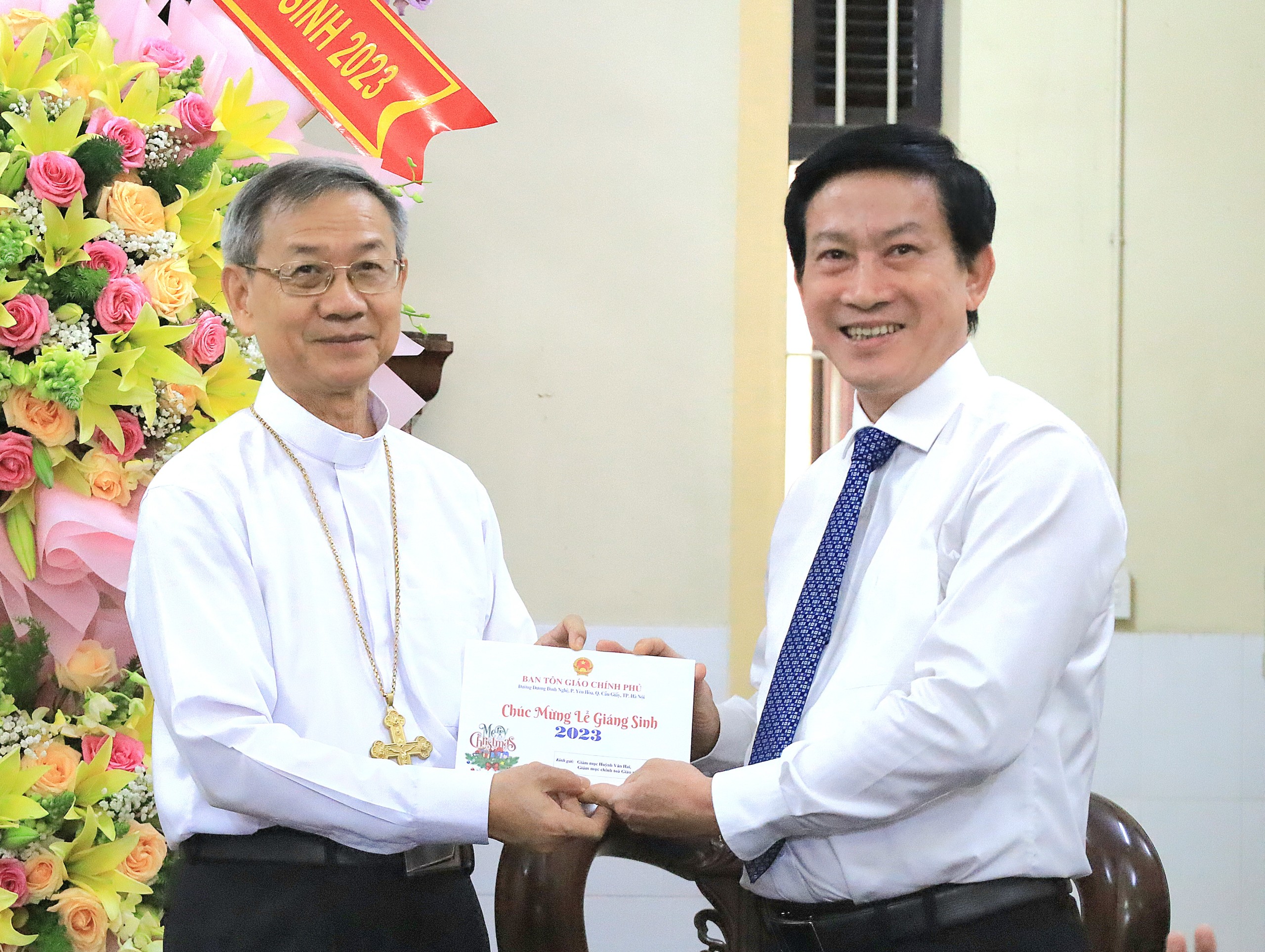 Ông Nguyễn Ánh Chức - Phó Trưởng ban Tôn giáo Chính phủ tặng quà cho Giám mục Huỳnh Văn Hai.