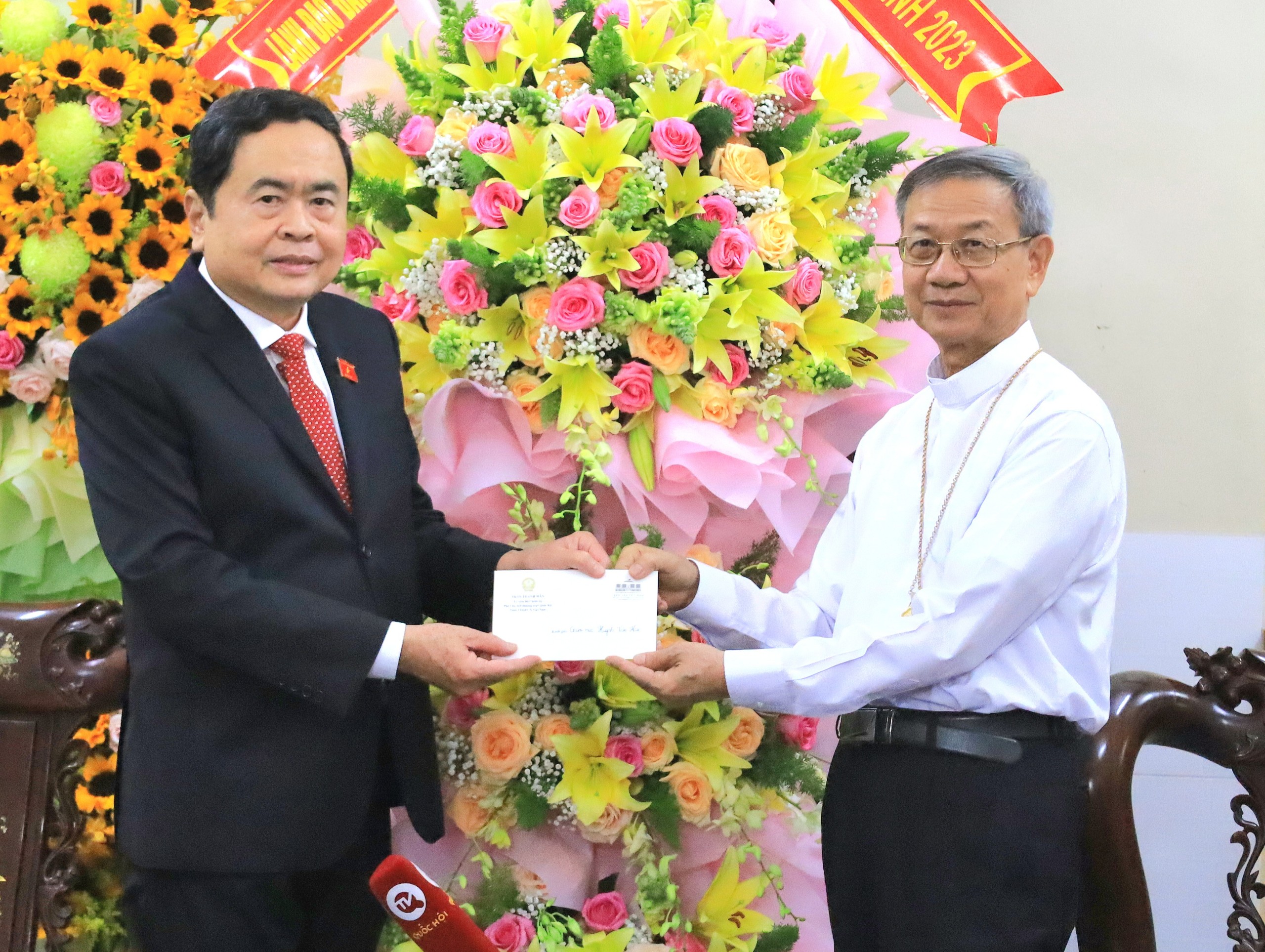 Phó Chủ tịch Thường trực Quốc hội Trần Thanh Mẫn tặng quà cho Giám mục Huỳnh Văn Hai.