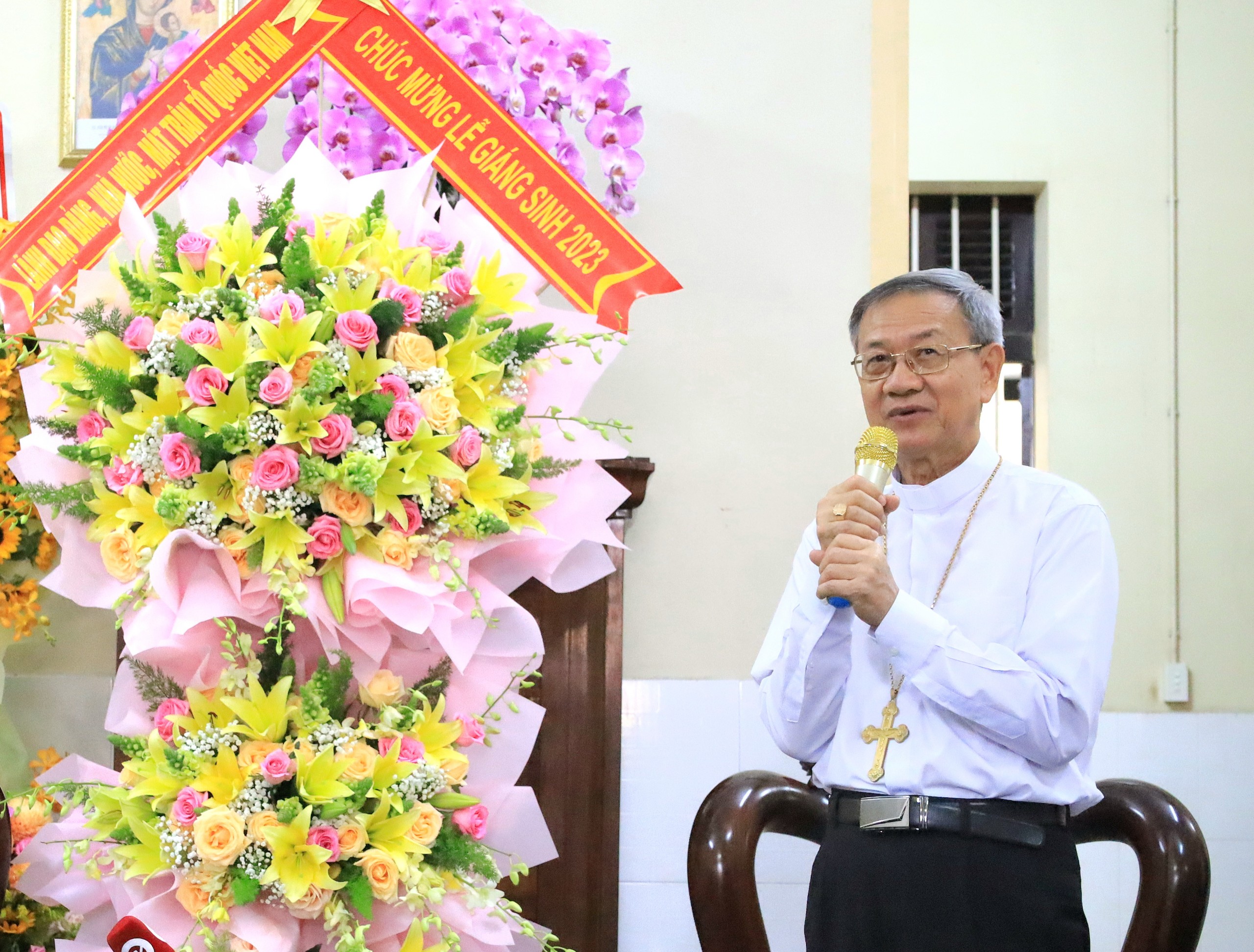 Giám mục Huỳnh Văn Hai phát biểu cám ơn Phó Chủ tịch Thường trực Quốc hội Trần Thanh Mẫn và đoàn công tác.
