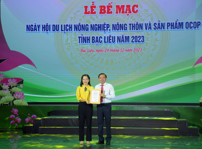 Ông Phan Thanh Duy - Phó Chủ tịch UBND tỉnh Bạc Liêu, trao giải A cho Đội Tuyên truyền lưu động huyện Đông Hải - Hội thi tuyên truyền lưu động về du lịch nông thôn trong xây dựng nông thôn mới tỉnh Bạc Liêu năm 2023.