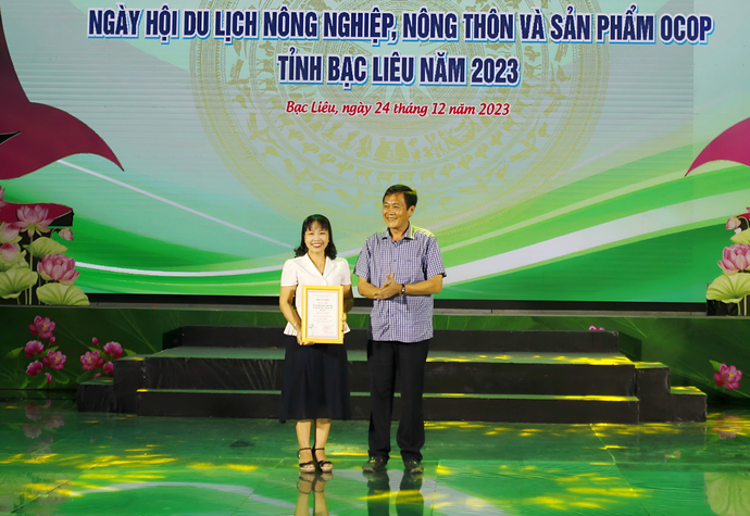 Đại tá Hồ Việt Triều - Bí thư Đảng ủy, Giám đốc Công an tỉnh Bạc Liêu, trao giải Nhất cho Trường Đại học Bạc Liêu - Hội thi ẩm thực về đặc sản nông nghiệp tỉnh Bạc Liêu năm 2023.