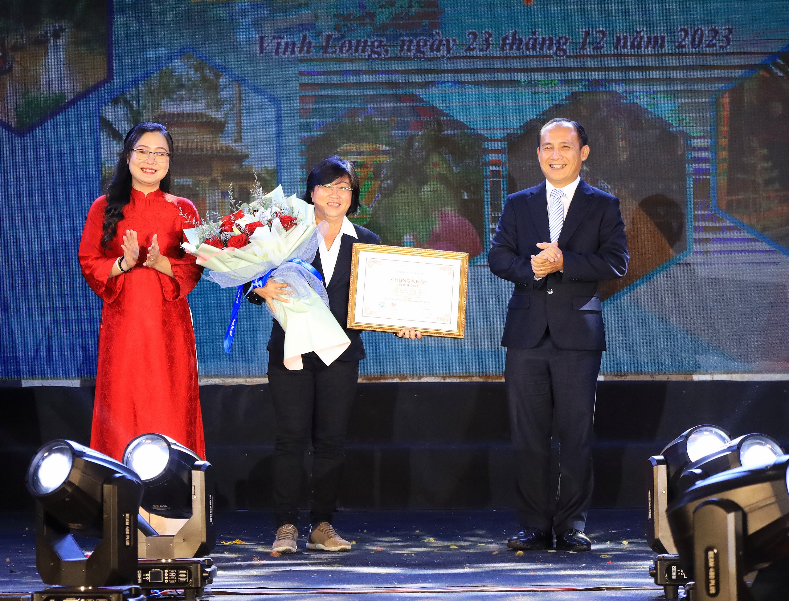 Đai diện Hiệp hội Dừa Việt Nam trao giấy chứng nhận “Nhà dừa Việt Nam”.