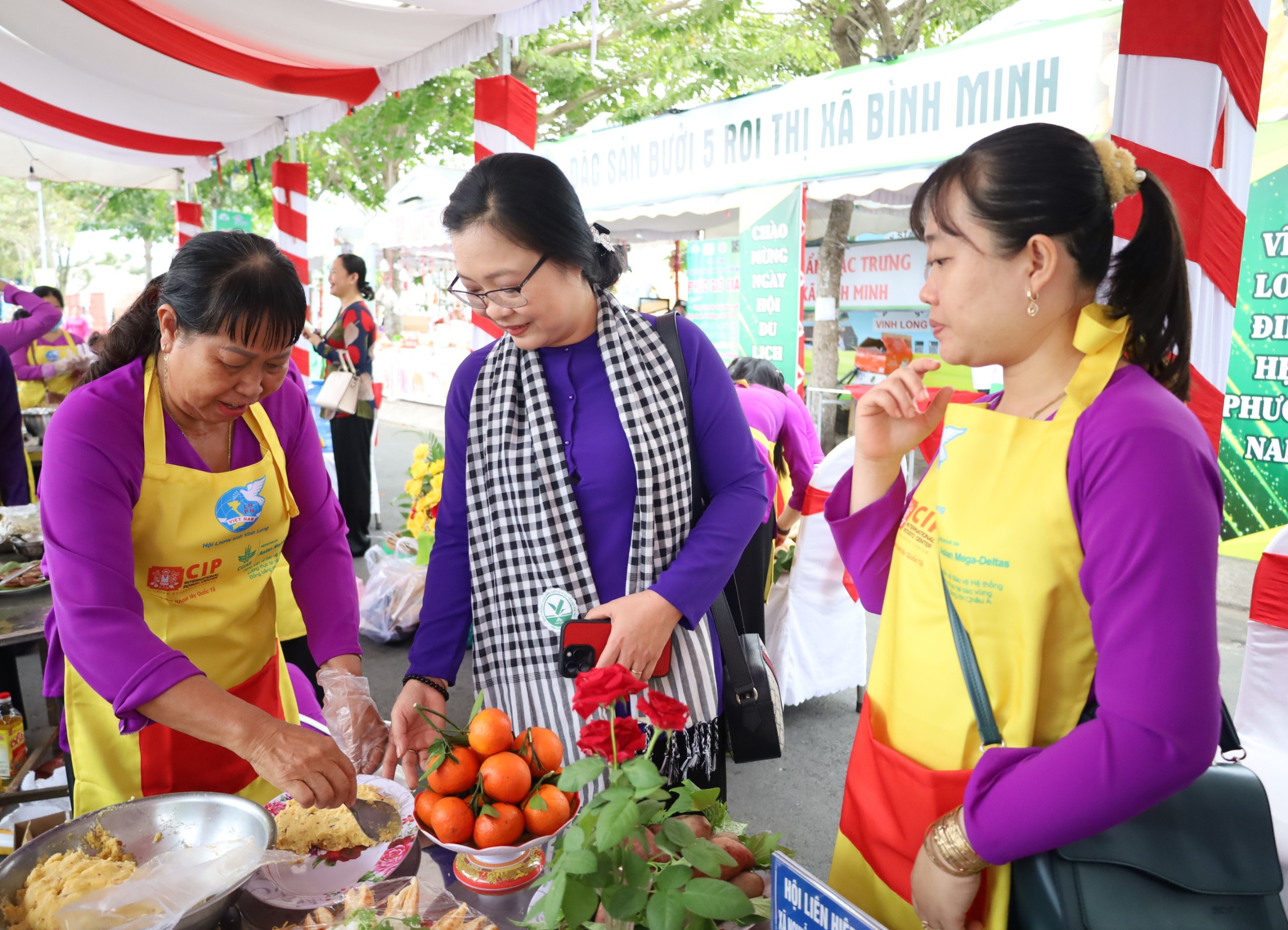 Bà Nguyễn Thị Quyên Thanh - Phó Chủ tịch UBND tỉnh Vĩnh Long tham quan các công đoạn chế biến món ăn.