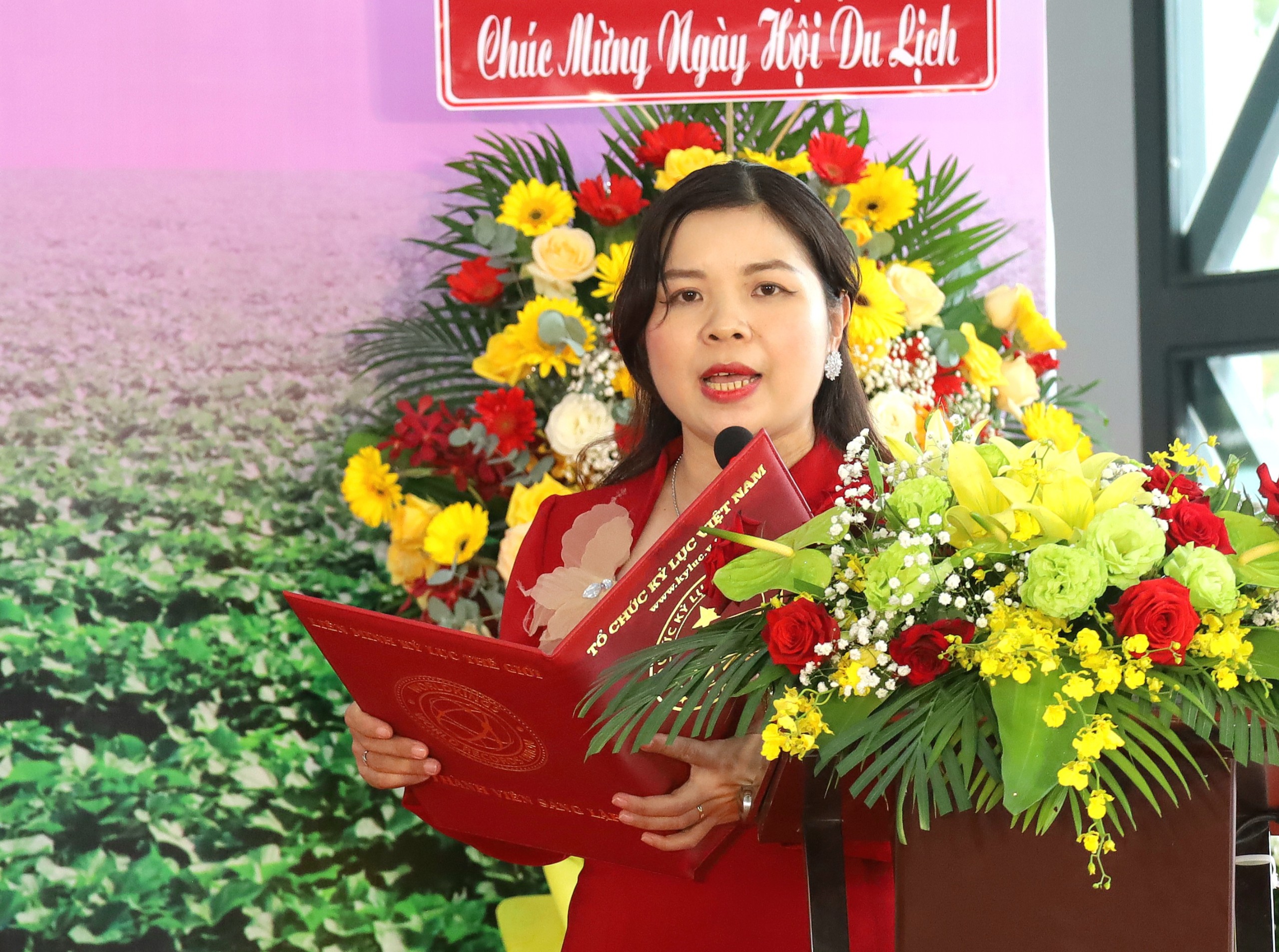 Bà Nguyễn Thị Quỳnh Ngọc – Tổng thư ký Tổ chức Kỷ lục Việt Nam (VietKings) đại diện công bố Quyết định xác lập Kỷ lục Việt Nam.