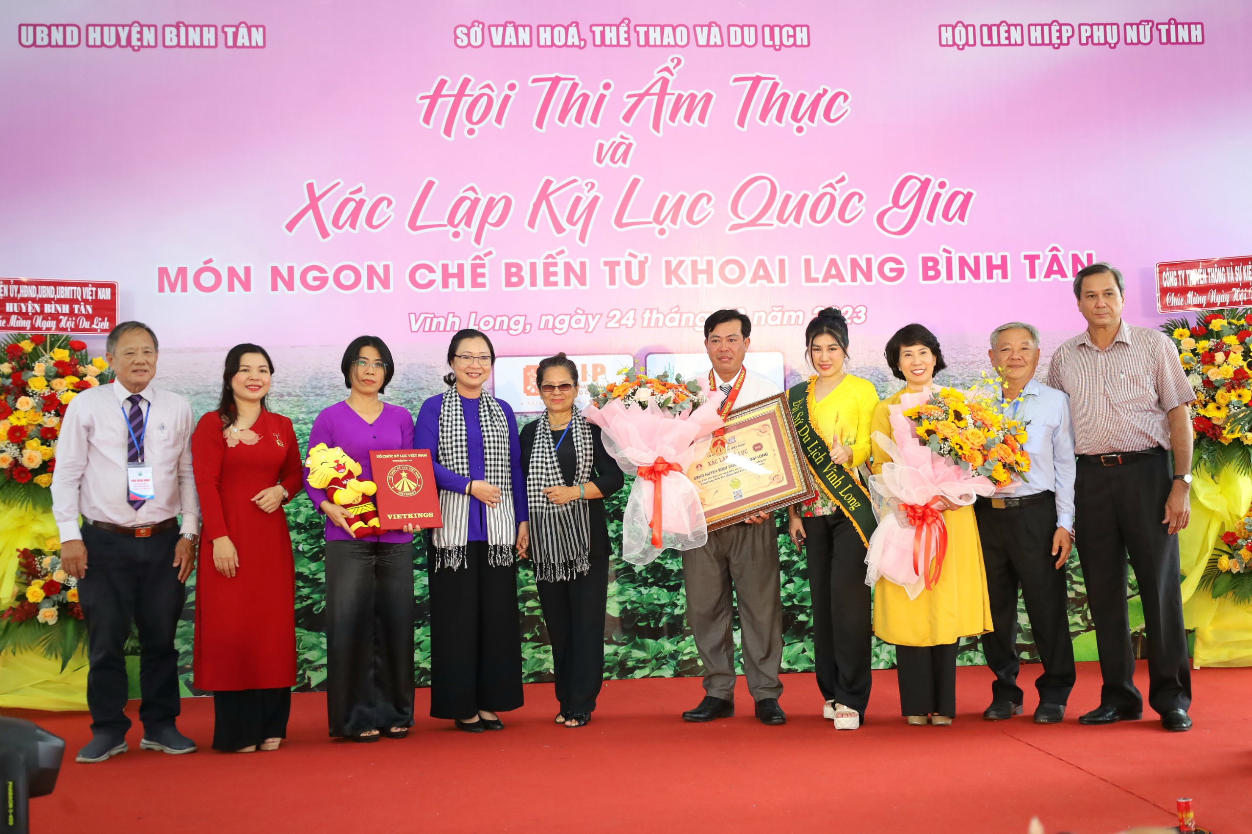 Các đại biểu chụp hình lưu niệm tại sự kiện Xác lập Kỷ lục Việt Nam cho 100 món ăn được chế biến từ khoai lang Bình Tân.