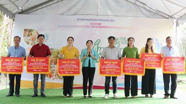 Bà Trần Thị Lan Phương - Giám đốc Sở Văn hóa, Thể thao và Du lịch tỉnh Bạc Liêu, trao cờ lưu niệm cho các đội dự thi.