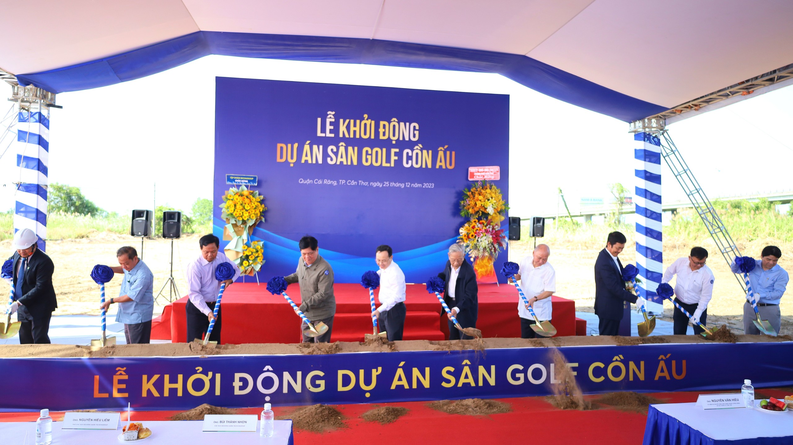 Các đại biểu thực hiện nghi thức khởi động Sân Golf Cồn Ấu có quy mô 18 hố.