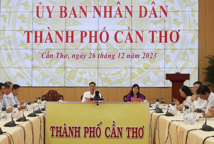 Phó Chủ tịch UBND TP Cần Thơ Nguyễn Thực Hiện và Giám đốc Sở LĐTBXH TP Cần Thơ Trần Thị Xuân Mai tại Hội nghị trực tuyến toàn quốc triển khai nhiệm vụ lao động, người có công và xã hội năm 2024.