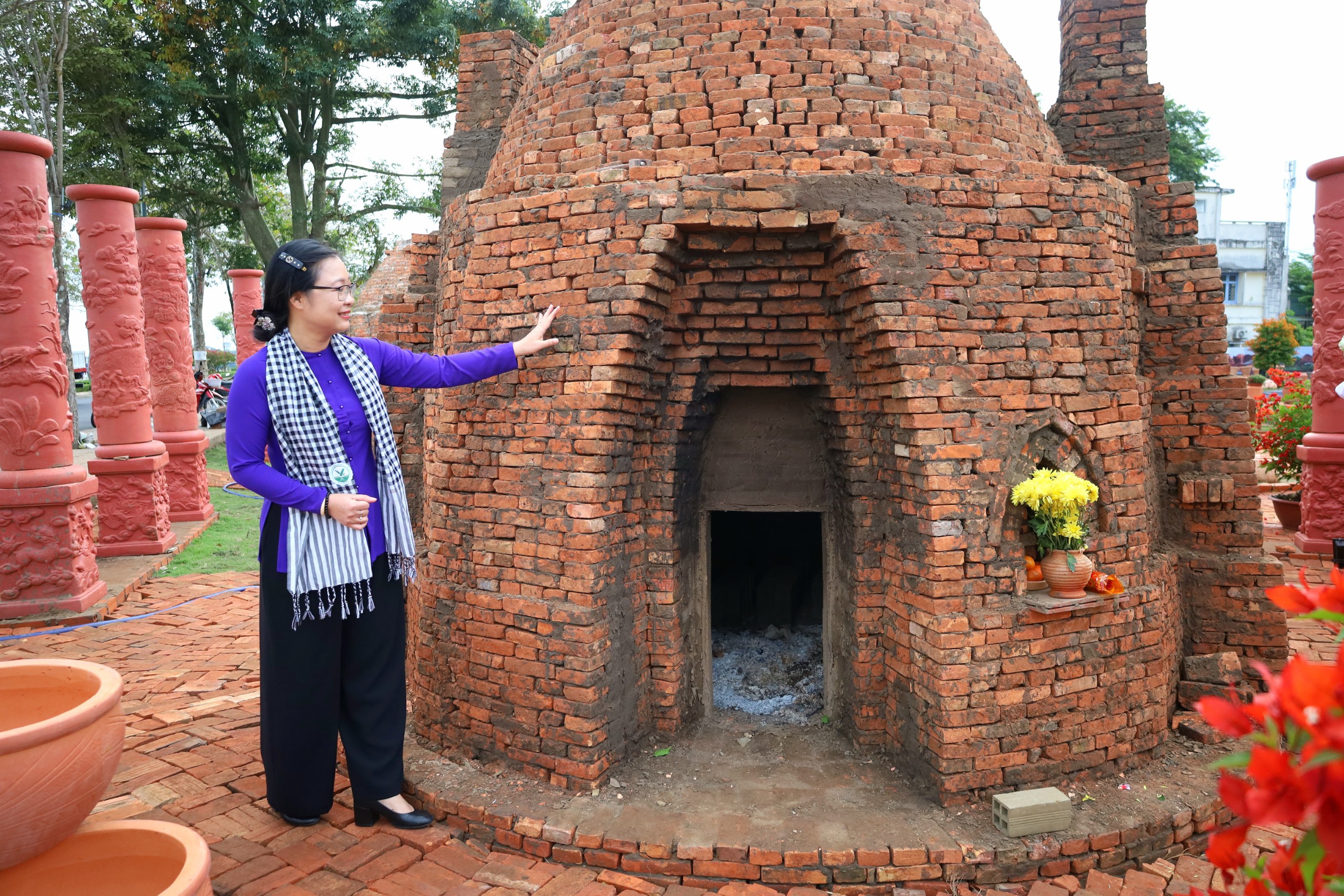 Bà Nguyễn Thị Quyên Thanh - Phó Chủ tịch UBND tỉnh Vĩnh Long tham quan Vườn Gốm đỏ Vĩnh Long.