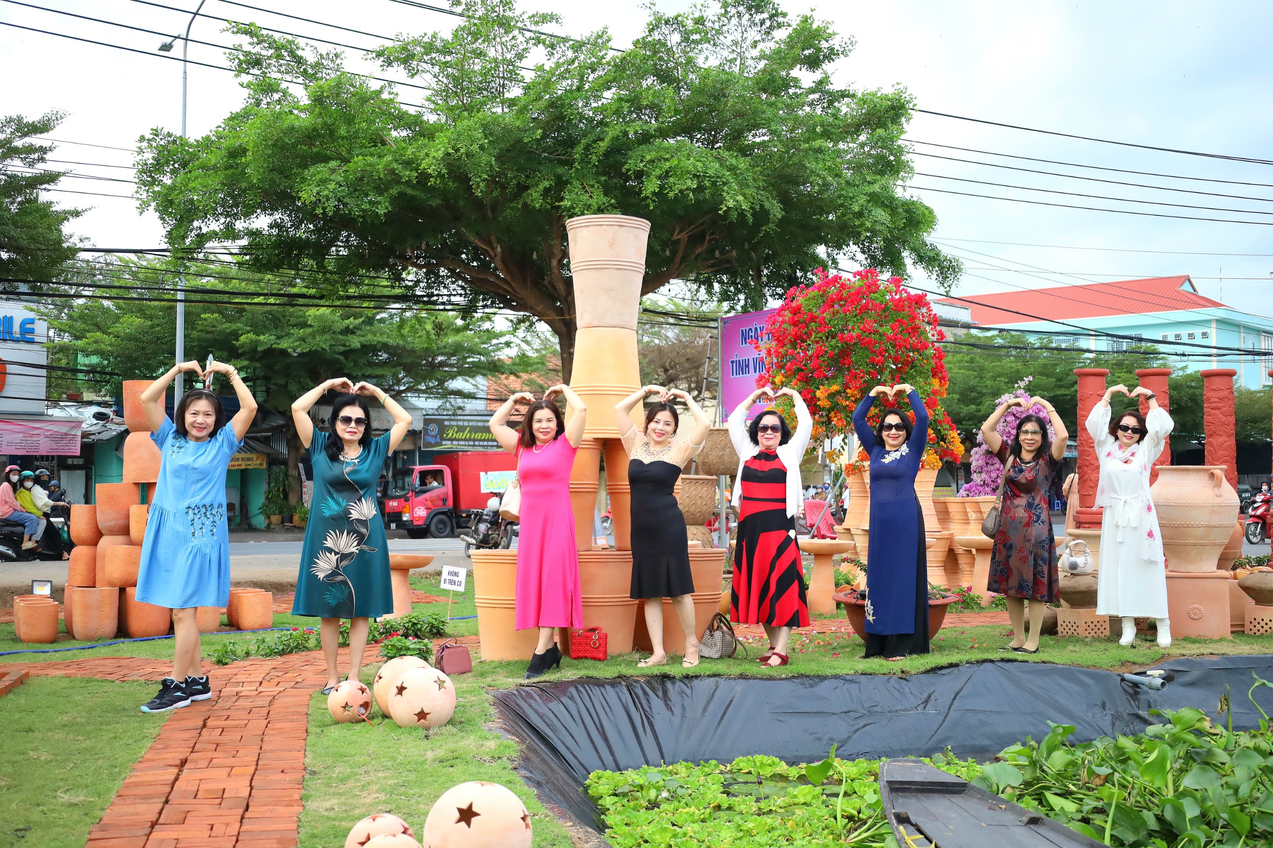 Đông đảo người dân đến chụp hình lưu niệm tại Vườn Gốm đỏ Vĩnh Long.
