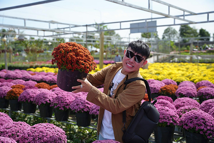 Tiktoker Thiện Nhân thích thú với loại hoa mới nhiều sắc màu - cúc mâm xôi Hàn Quốc