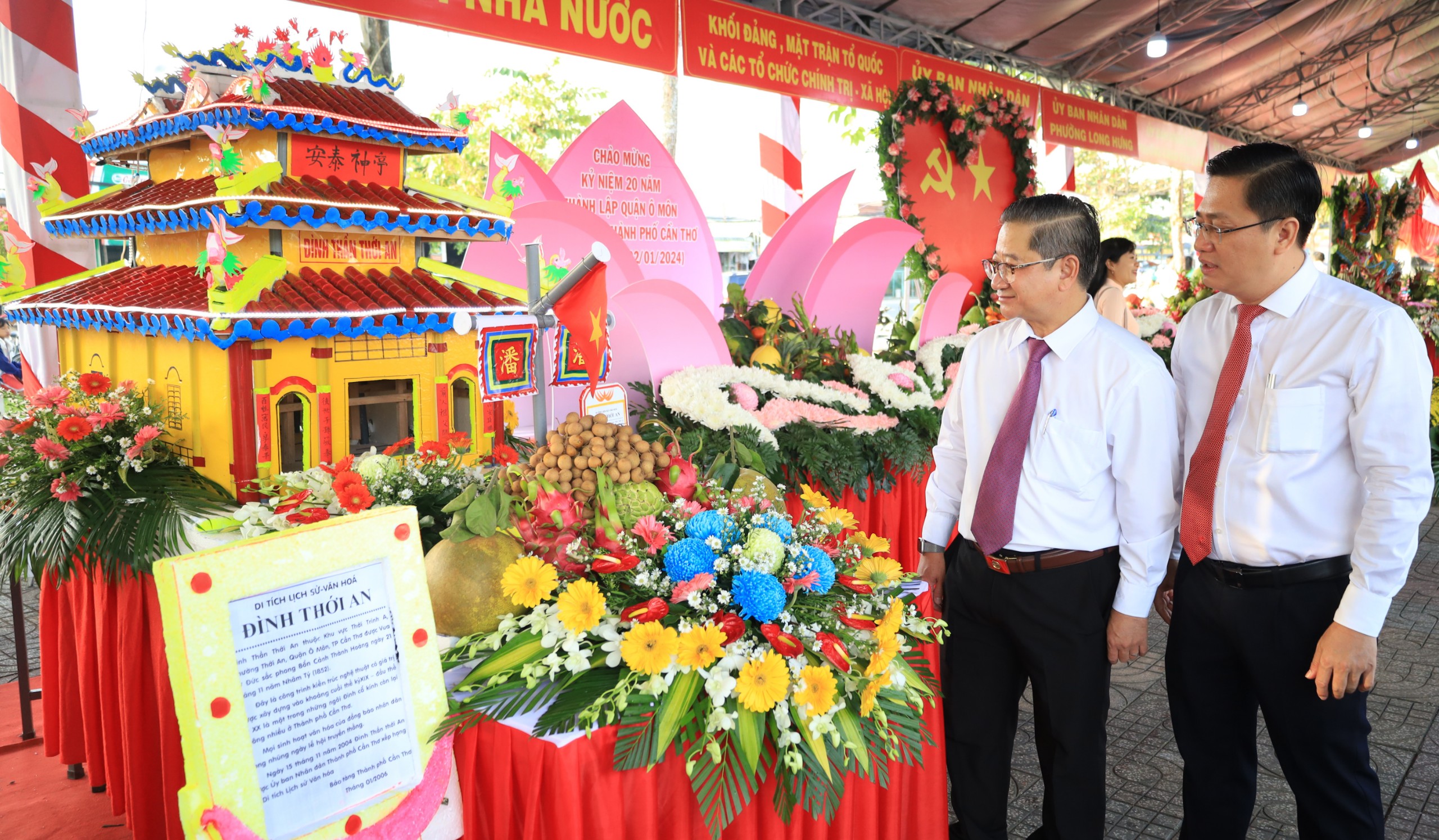 Ông Trần Việt Trường – Phó Bí thư Thành ủy, Chủ tịch UBND TP. Cần Thơ tham quan khu vực trưng bày trái cây và sản phẩm OCOP của địa phương.