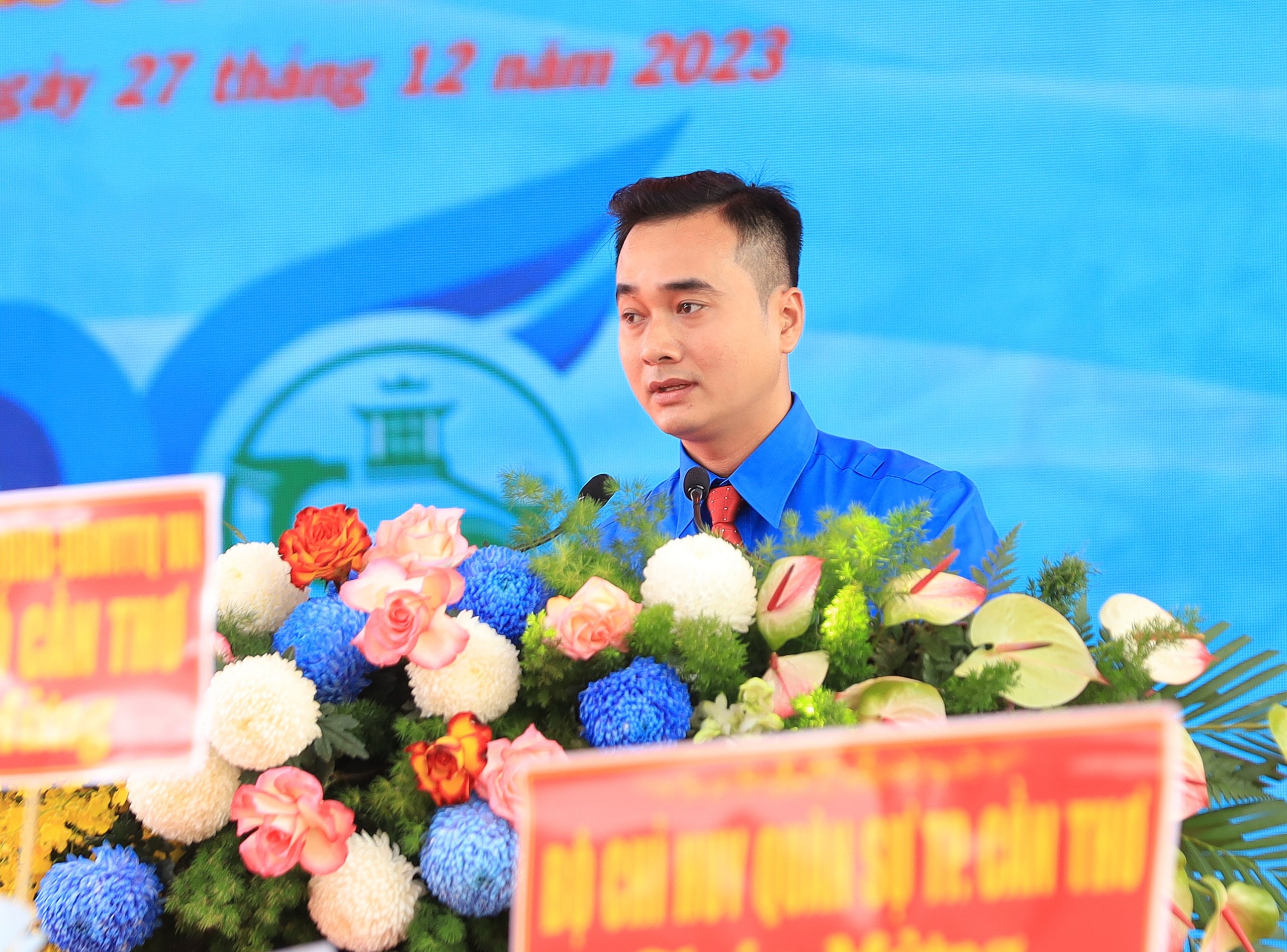 Bí thư Quận đoàn Ô Môn - Trần Thanh Nam thay mặt tuổi trẻ Ô Môn phát biểu tại buổi lễ.