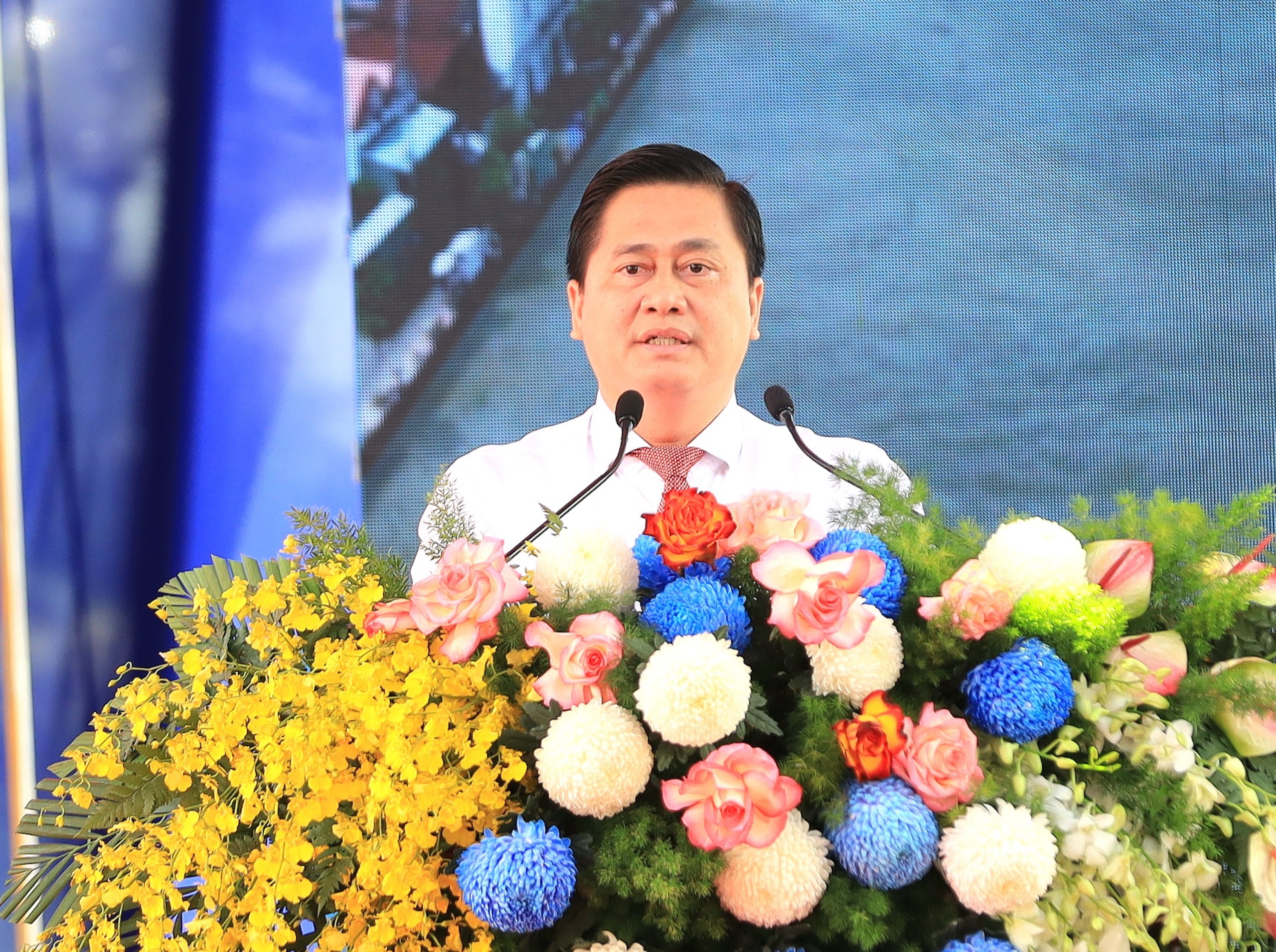 Ông Võ Anh Huy – Phó Bí Quận ủy, Chủ tịch UBND quận Ô Môn đọc diễn văn tại buổi lễ.