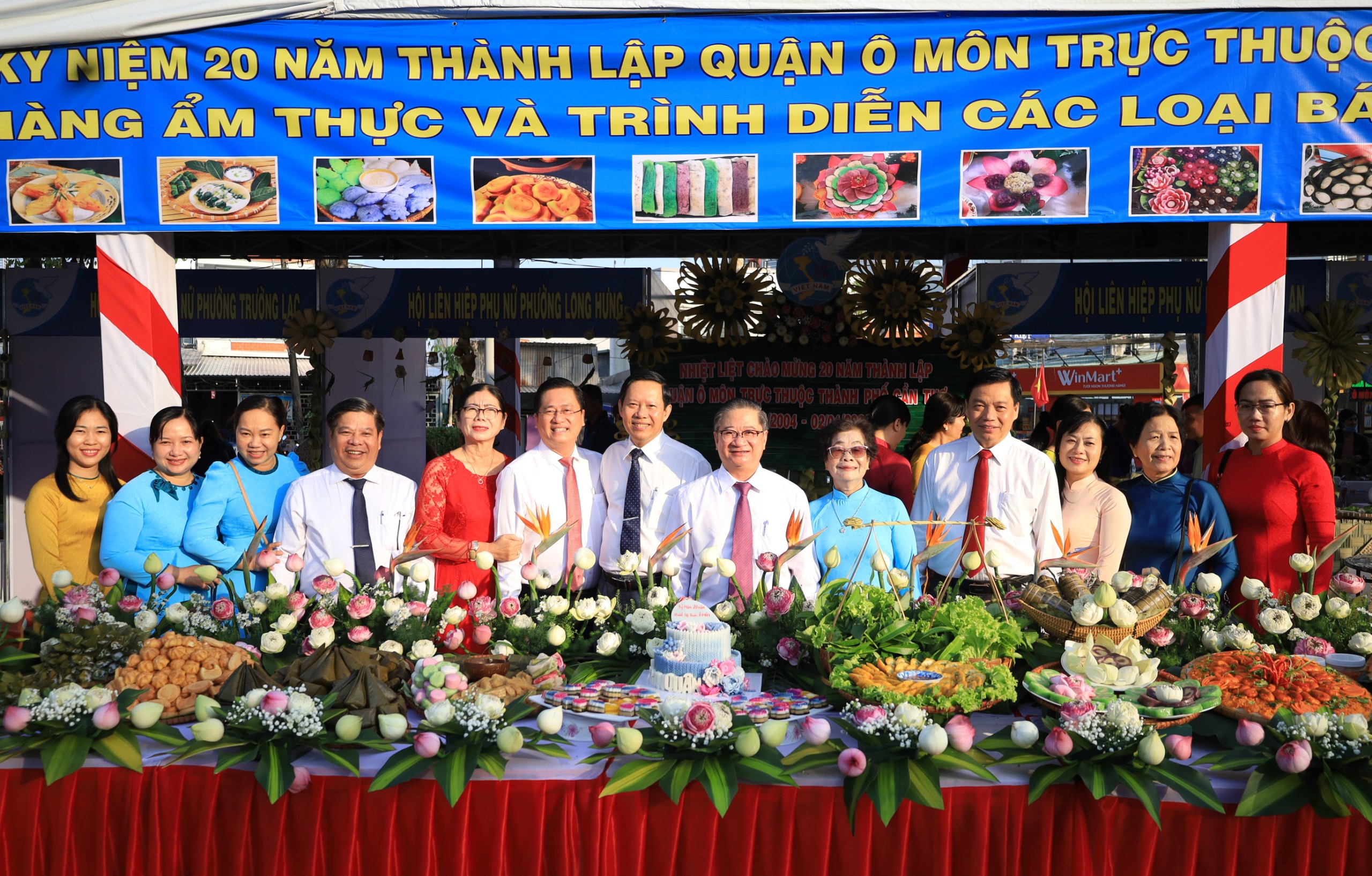 Ông Trần Việt Trường (thứ 6 từ phải qua) – Phó Bí thư Thành ủy, Chủ tịch UBND TP. Cần Thơ và các đại biểu chụp hình lưu niệm tại buổi lễ.