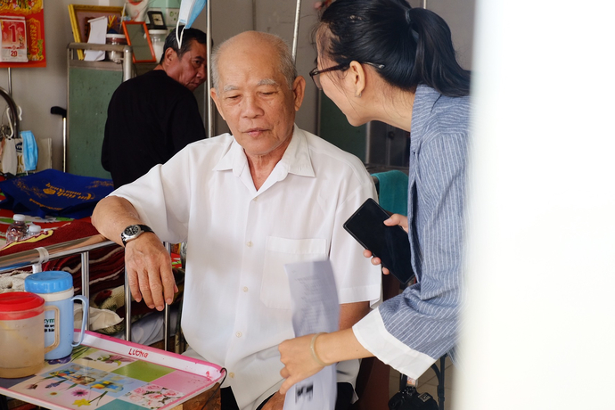 Chú Lê Văn Lương (78 tuổi) tại Trung tâm Nuôi dưỡng người già và trẻ em không nơi nương tựa TP. Cần Thơ chia sẻ về chương trình 'Ấm tình mùa xuân' lần thứ 21 - Xuân Giáp Thìn 2024. Ảnh: Huỳnh Cao