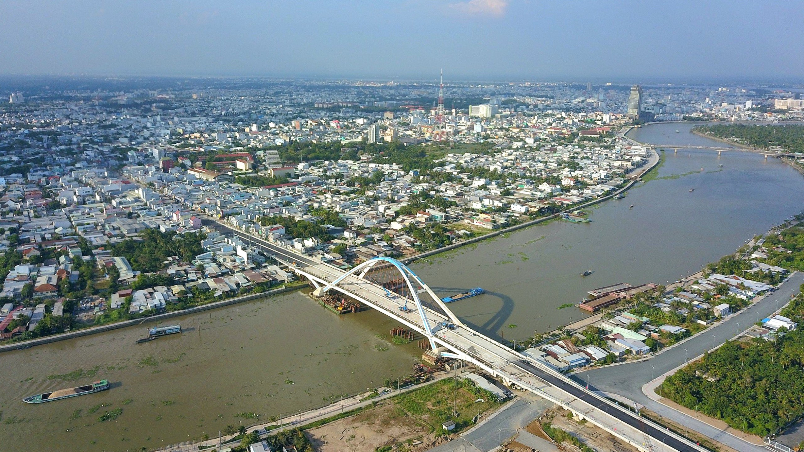 Cầu Trần Hoàng Na khi đưa vào khai thác sẽ rút ngắn thời gian đi lại giữa 2 quận Cái Răng và Ninh Kiều.