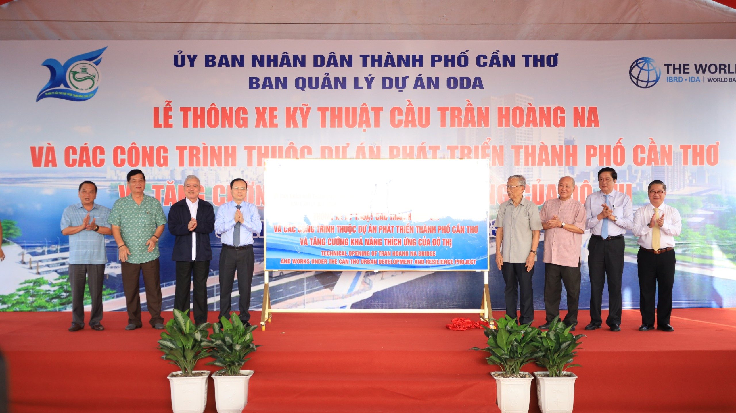 Các đại biểu thực hiện nghi thức thông xe kỹ thuật cầu Trần Hoàng Na bắc qua sông Cần Thơ.