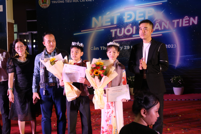 Hoa khôi Hứa Bùi Mỹ Ngọc (Lớp 5B) và Nam vương Lê Hải Phong (Lớp 5A) là 2 thí sinh nhí đạt được ngôi vị cao nhất tại hội thi 'Nét đẹp tuổi thần tiên”.