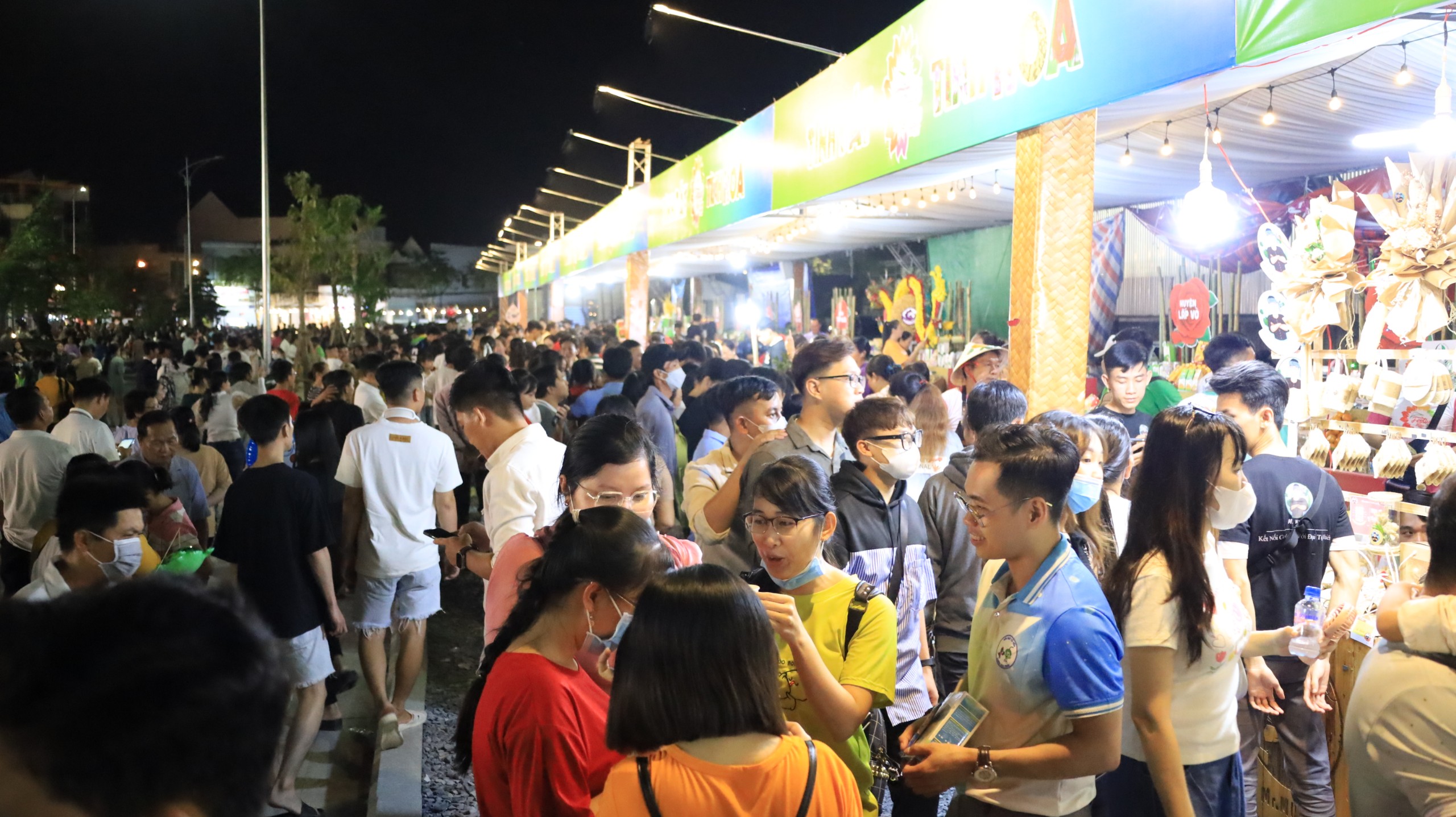 Đêm khai mạc đã đón hàng chục ngàn lượt người dân, du khách đến tham dự lễ khai mạc, tham quan, mua sắm.