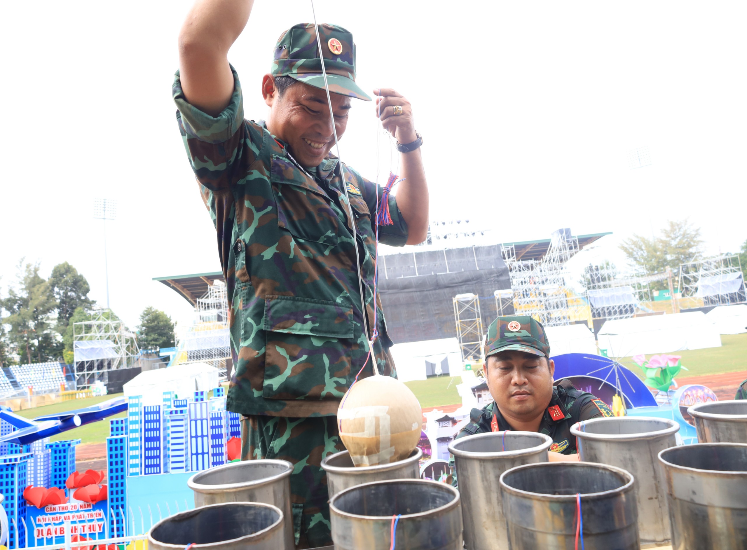 Thực hiện lắp quả pháo vào ống phóng.