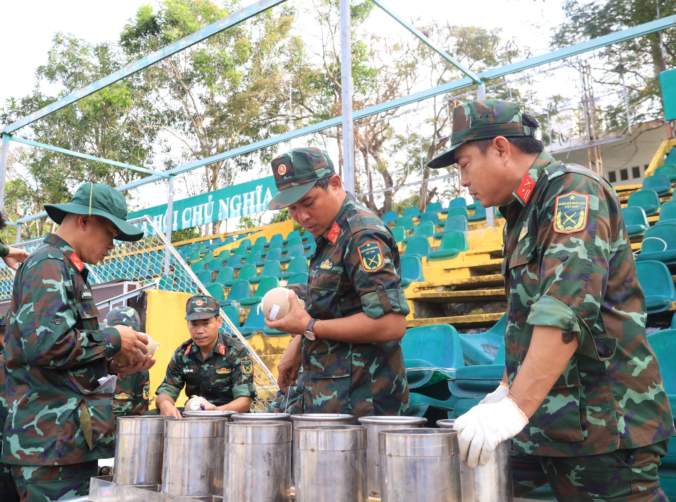 Thực hiện lắp những quả pháo hoa vào dàn phóng.