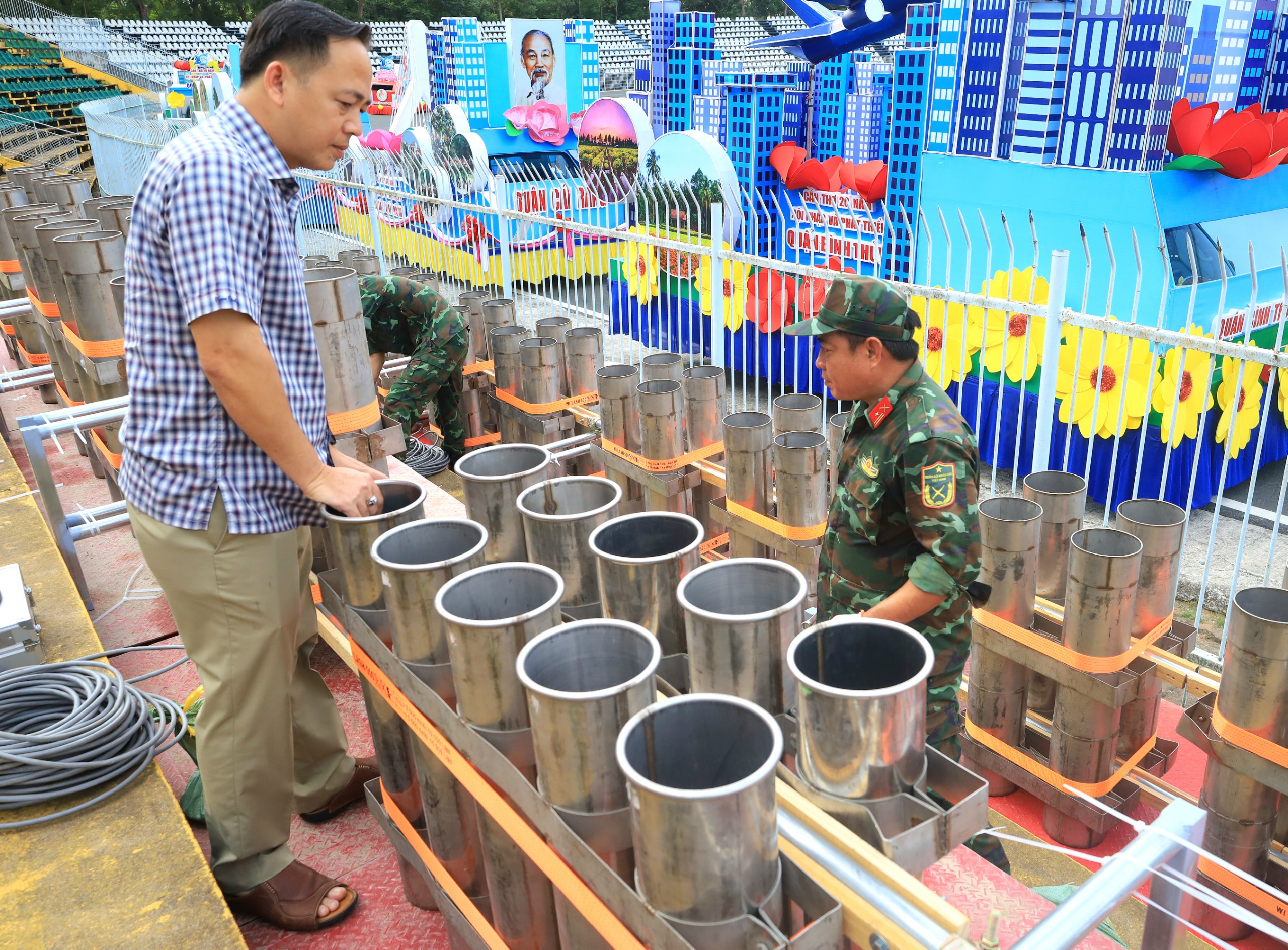 Thượng tá Nguyễn Thanh Hùng - Phó Chỉ huy trưởng Bộ Chỉ huy Quân sự TP. Cần Thơ kiểm tra công tác chuẩn bị pháo hoa.