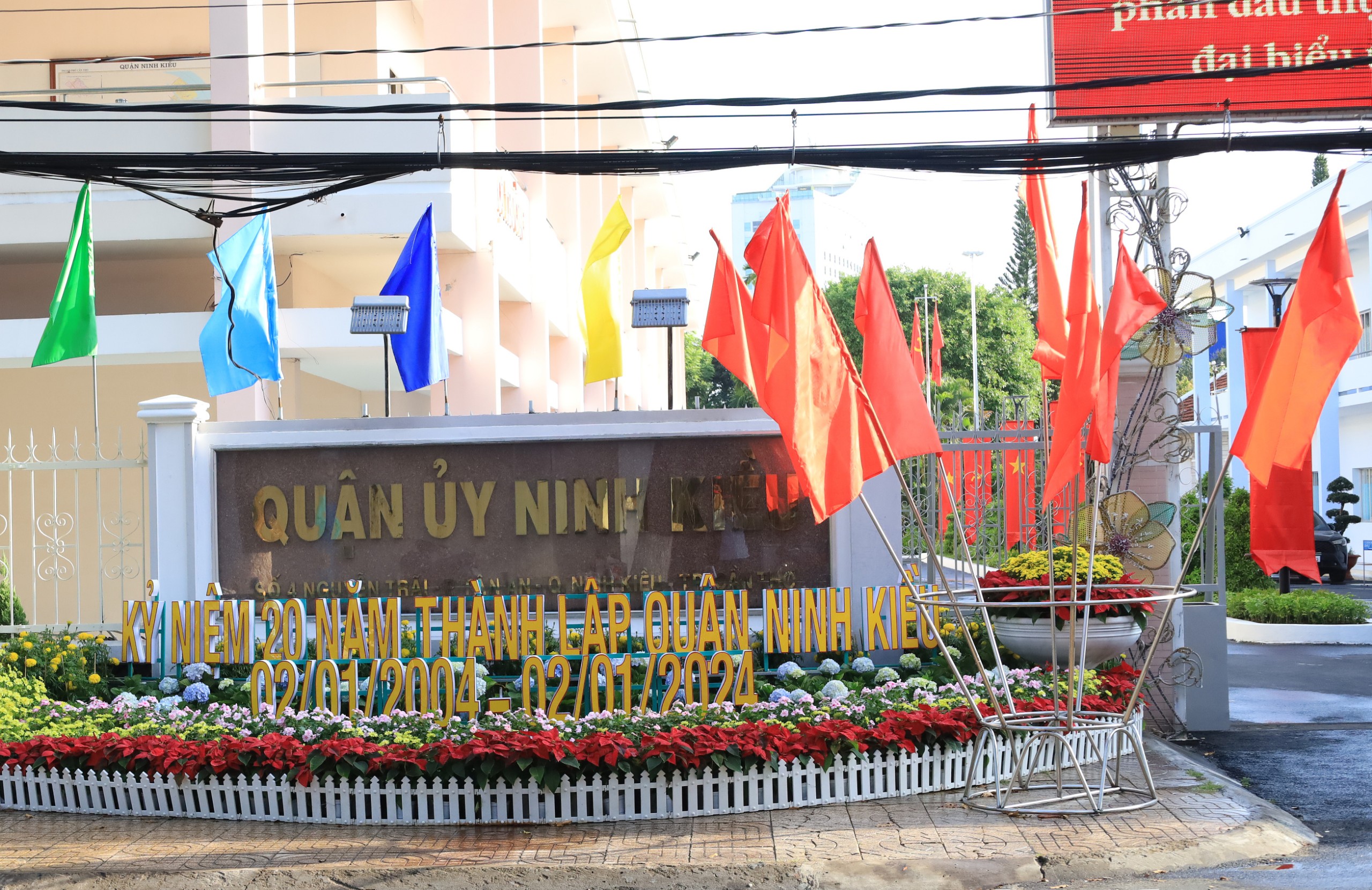 Trụ sở Quận ủy Ninh Kiều được trang trí Chào mừng sự kiện Kỷ niệm 20 năm TP. Cần Thơ trực thuộc Trung ương (01/01/2004 – 01/01/2024) và 20 năm thành lập quận Ninh Kiều (02/01/2004 – 02/01/2024).