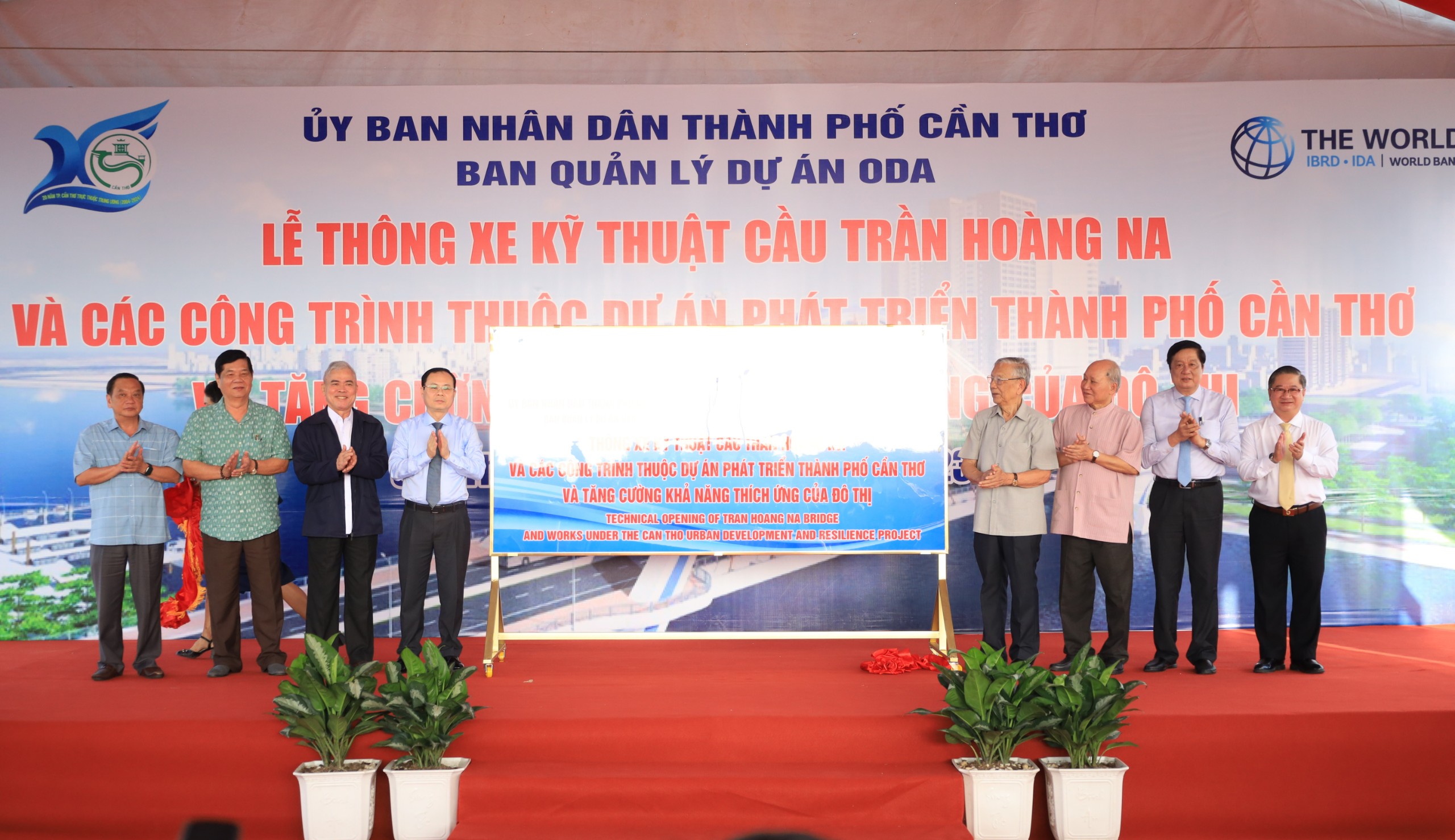 Thông xe kỹ thuật cầu Trần Hoàng Na bắc qua sông Cần Thơ. Đây là một trong những công trình nhằm chào mừng kỷ niệm 20 năm TP Cần Thơ trực thuộc Trung ương (1/1/2004 – 1/1/2024).