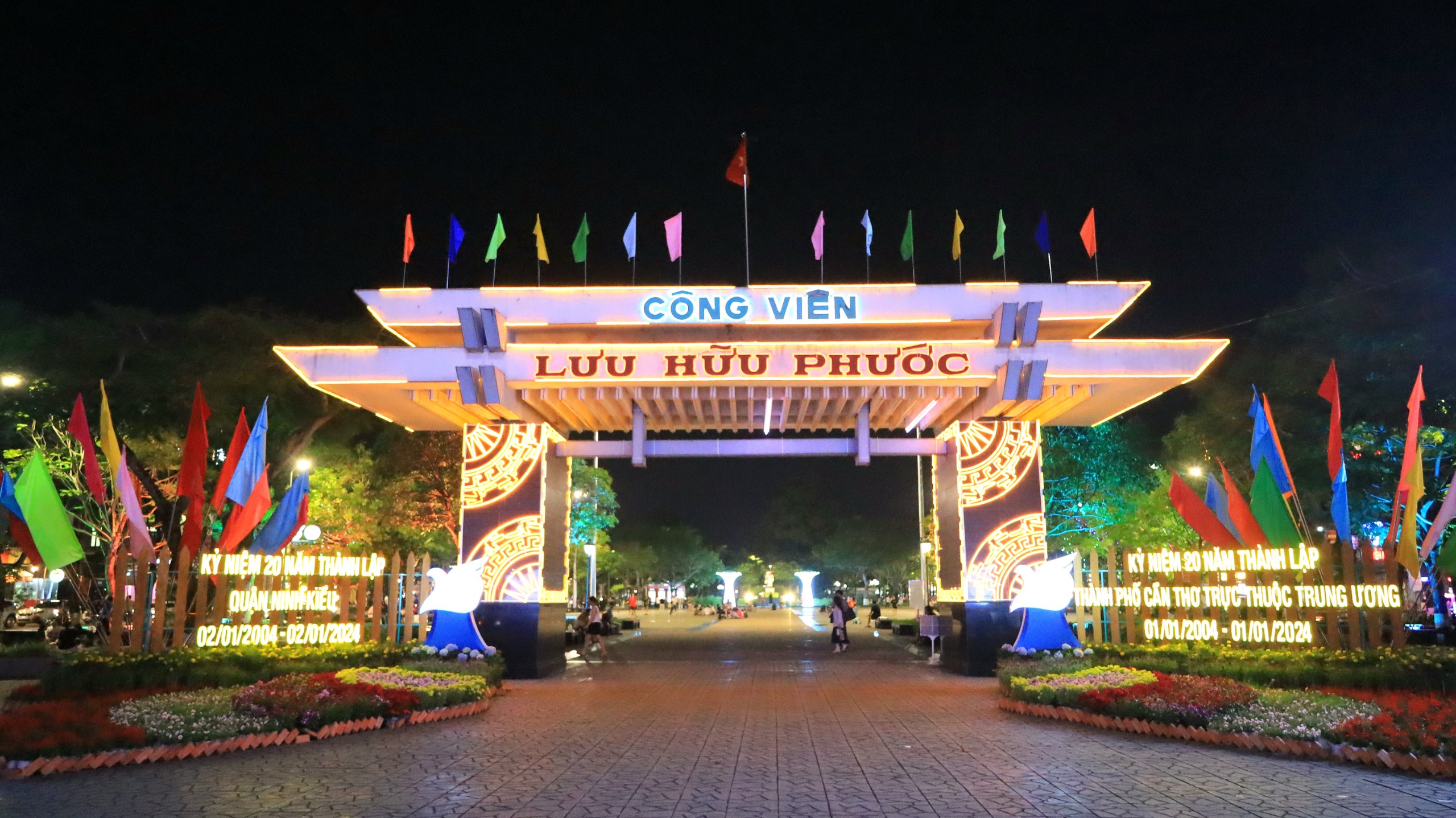 Khu vực Công viên Lưu Hữu Phước, quận Ninh Kiều được trang trí lung linh, rực rỡ để chào đón sự kiện trọng đại của thành phố.