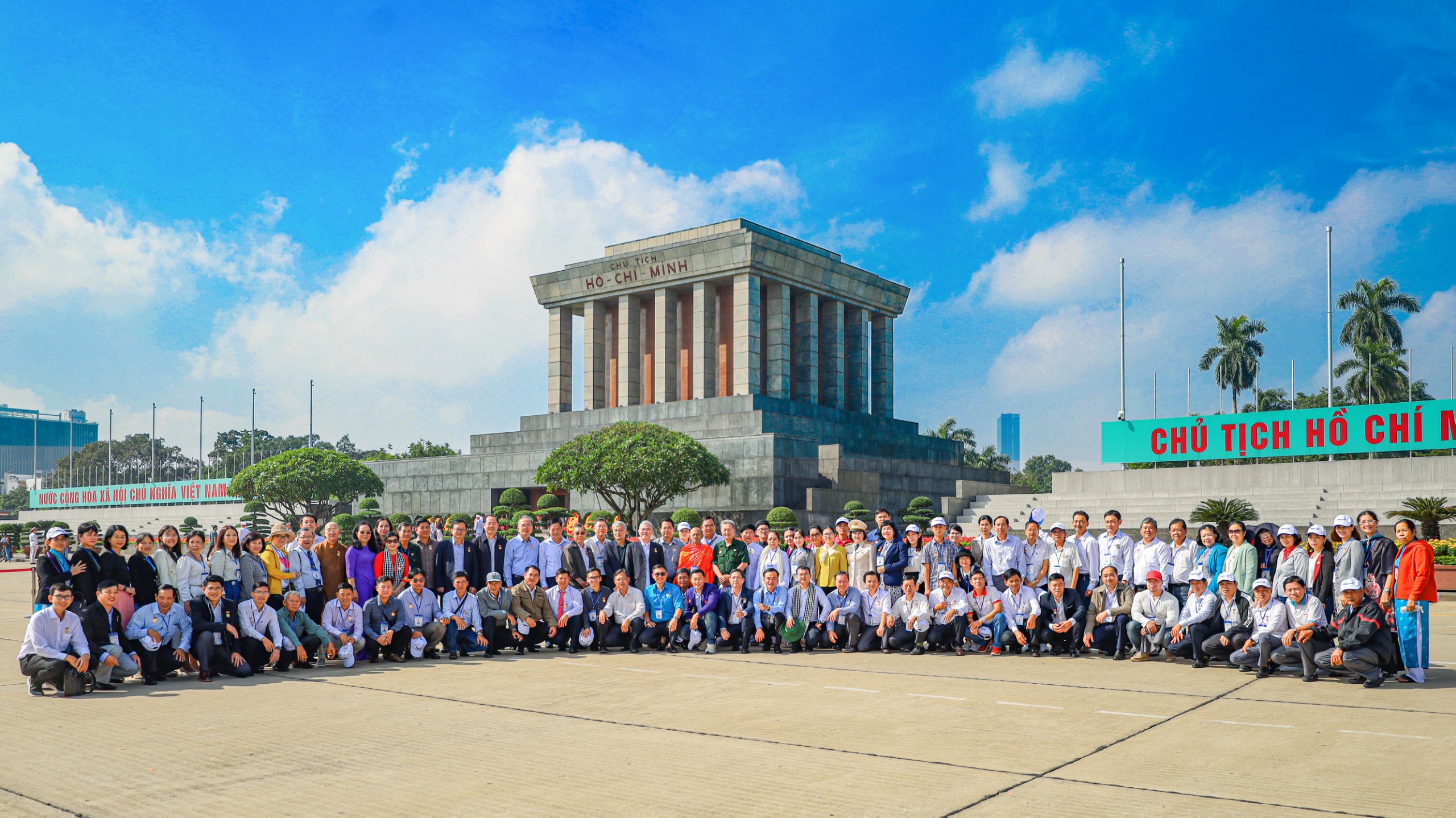 Đoàn đại biểu điển hình tiêu biểu có nhiều đóng góp trong quá trình xây dựng và phát triển TP. Cần Thơ dự lễ báo công tại Lăng Chủ tịch Hồ Chí Minh.