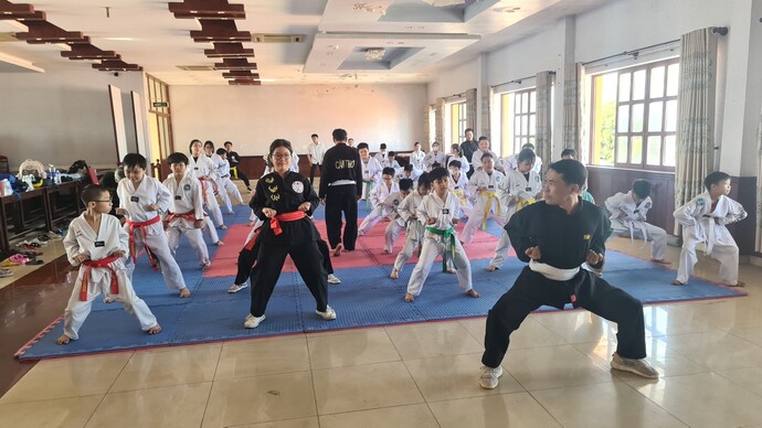 Ông Trần Văn Dũng (áo đen đứng đầu) tập luyện cùng học viên.