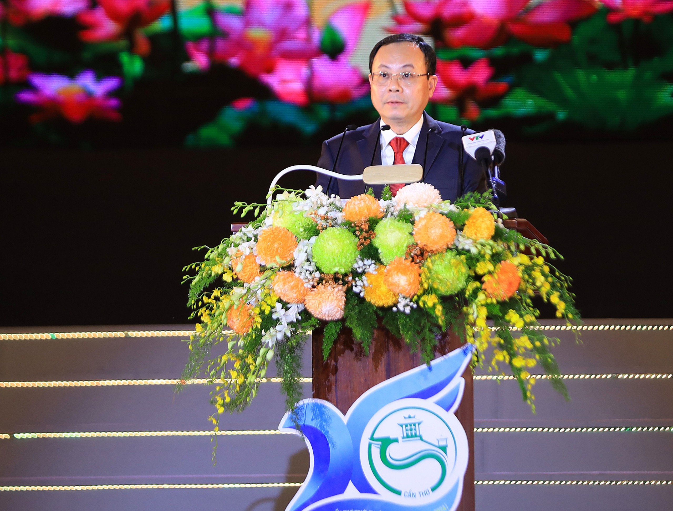 Ông Nguyễn Văn Hiếu - Ủy viên dự khuyết Trung ương Đảng, Bí thư Thành ủy Cần Thơ đọc diễn văn tại buổi lễ.