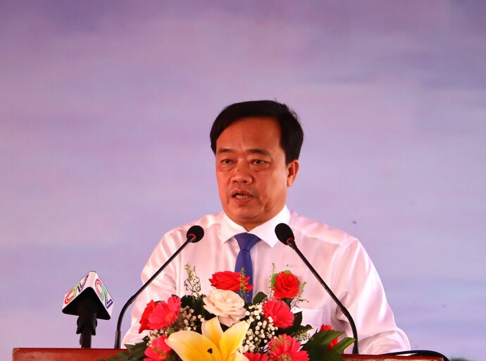 Chủ tịch UBND tỉnh Cà Mau Huỳnh Quốc Việt phát biểu tại buổi lễ khởi công cụm công trình Tượng đài kỷ niệm chuyến tàu tập kết ra Bắc năm 1954.