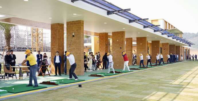 Các đại biểu, khách mời phát bóng ghi dấu ấn nhân sự kiện khánh thành Học viện T&T Golf Academy.