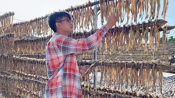 Nghề làm khô cá biển thị trấn Cái Đôi Vàm, huyện Phú Tân giúp tạo công ăn, việc làm cho người dân địa phương.