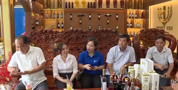 Đoàn UBND huyện Thới Bình đến xem mô hình sản xuất, kinh doanh của Công ty TNHH MTV Rượu Nếp Ngon Hoài Vẹn xã Biển Bạch và hướng dẫn đăng ký chuyển đổi số trong kinh doanh.