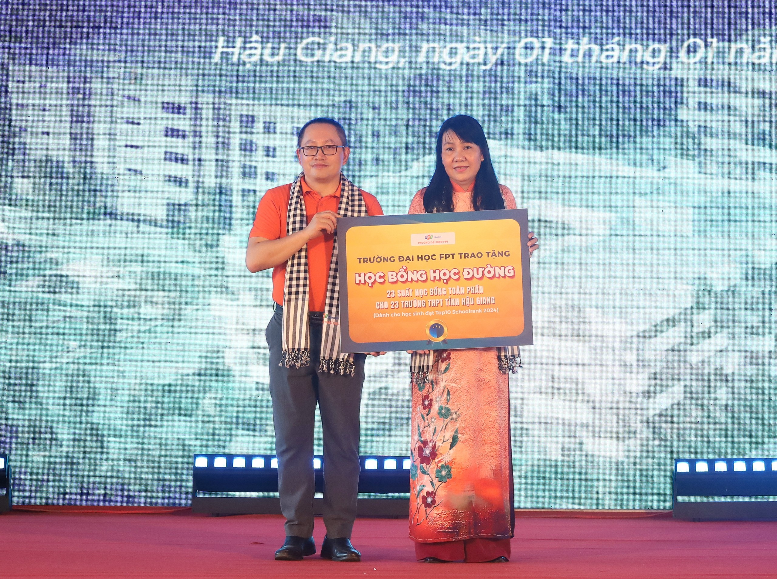 TS. Nguyễn Xuân Phong - Giám đốc điều hành FPT Schools - Phó Hiệu trưởng ĐH FPT trao tặng học bổng toàn phần cho các Trường THPT trên địa bàn tỉnh Hậu Giang.