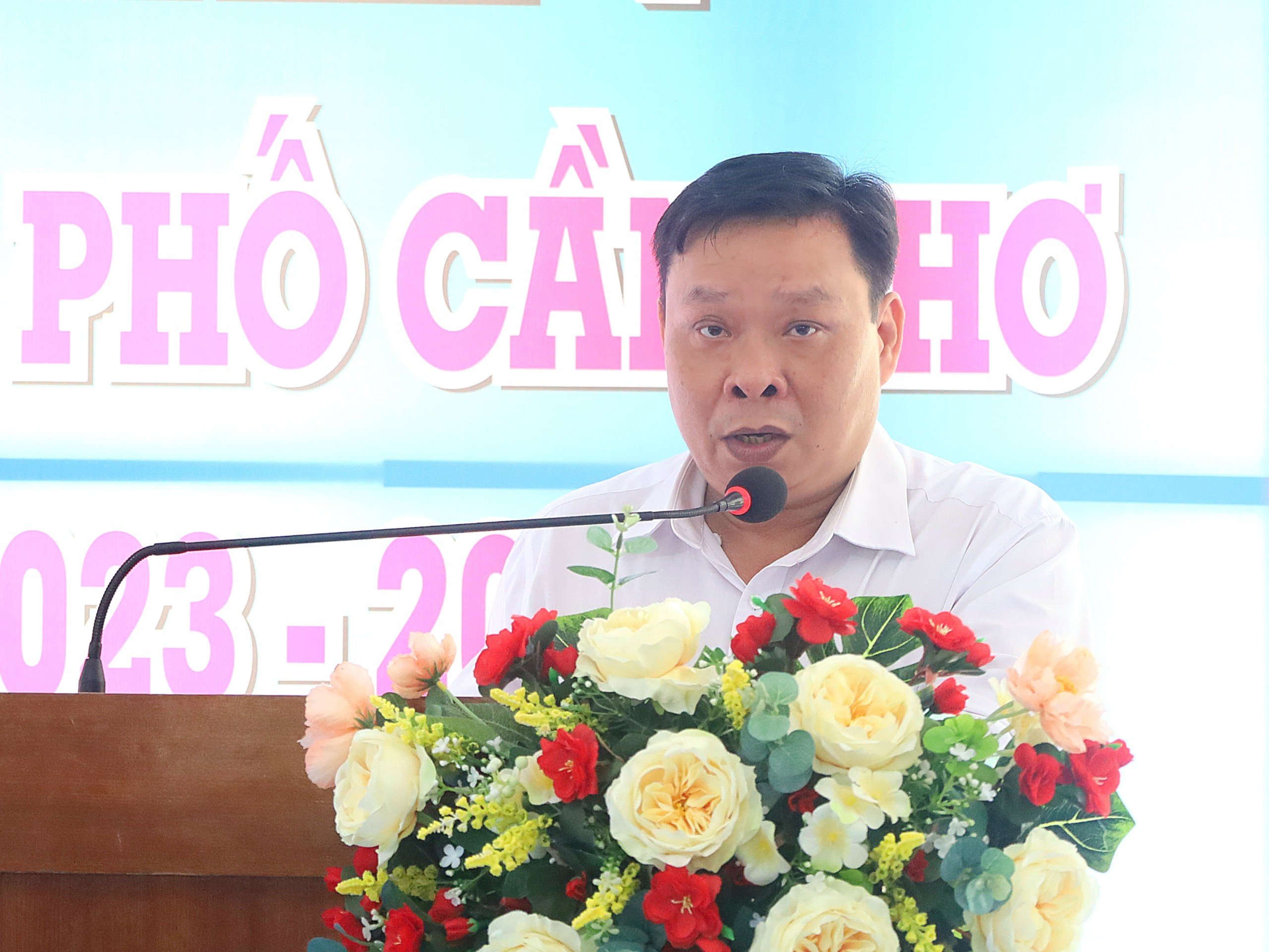 Thầy Nguyễn Mạnh Hùng - Hiệu trưởng trường THPT chuyên Lý Tự Trọng báo cáo quá trình bồi dưỡng các đội tuyển.