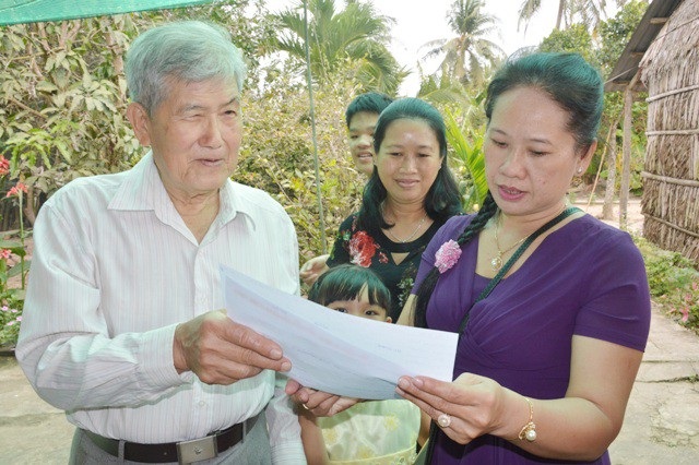 Cựu sinh viên thích thú khi được Thầy Minh cho xem phiếu sinh viên của mình.