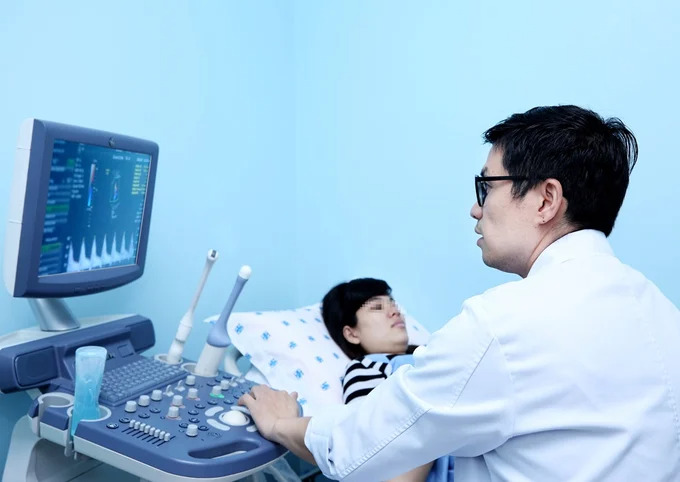 TS BS. Trần Nhật Thăng - Trưởng khoa Phụ sản Bệnh viện Đại học Y Dược TP.HCM siêu âm, khám cho thai phụ.