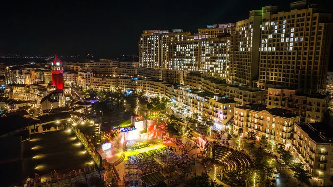 Chuỗi sự kiện đón năm mới sôi động còn khắc họa chân dung Thị trấn Hoàng Hôn (Sunset Town) - Tổ hợp giải trí mới hàng đầu thế giới do Sun Group đầu tư với tổng giá trị 4.000 tỷ đồng.
