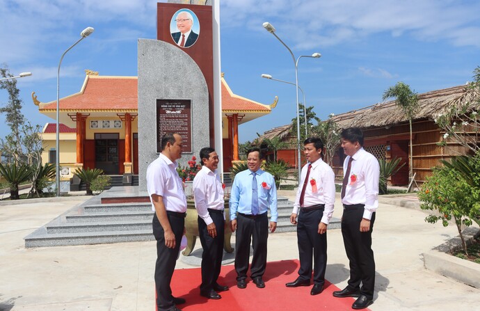 Khu di tích lịch sử nơi ở và làm việc của cố Thủ tướng Võ Văn Kiệt được nhiều người đến tham quan, làm cho vùng quê như khoác lên mình tấm áo mới.