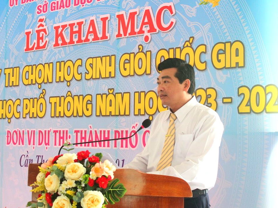 Ông Trần Thanh Bình - Giám đốc Sở Giáo dục và Đào tạo TP. Cần Thơ phát biểu động viên các em học sinh tại lễ khai mạc.