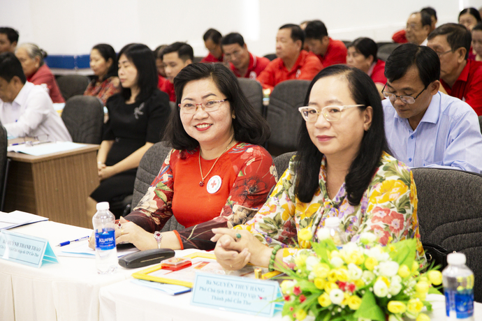 Bà Huỳnh Thanh Thảo - Chủ tịch Hội Chữ thập đỏ TP. Cần Thơ (trái) và đại diện Uỷ ban MTTQ Việt Nam.
