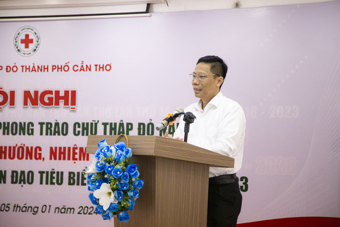 Ông Nguyễn Thực Hiện - Thành uỷ viên, Phó Chủ tịch Uỷ ban nhân dân thành phố, Chủ tịch danh dự Hội Chữ thập đỏ thành phố phát biểu tại Hội nghị.