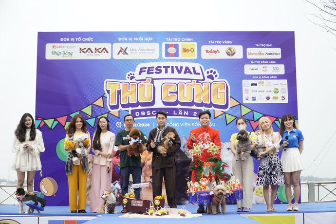 Các bé pet và chủ nhân tham gia phần thi Trình diễn thời trang chó tại Festival Thú cưng ĐBSCL lần 2 năm 2024.