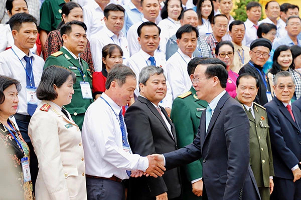 Ông Huỳnh Thanh Lâm (hàng đầu, người thứ 3 bên trái qua) vinh dự được gặp gỡ Chủ tịch nước.