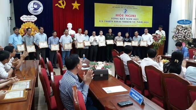 Ông Trần Quốc Chính - Giám đốc Sở Thông tin và Truyền thông tỉnh Cà Mau trao giấy khen cho các đơn vị đạt thành tích trong công tác thông tin, truyền thông.